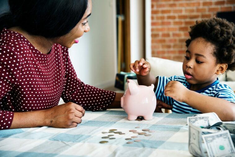 Enseñando el valor del ahorro a los niños - educación financiera familiar temprana