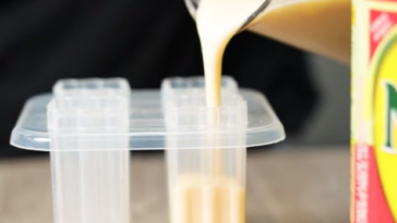 Paletas heladas caseras de frutas naturales y frescas