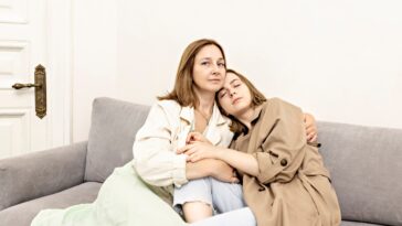 Cómo hablar con mi hijo sobre la pérdida de trabajo y la dificultad económica