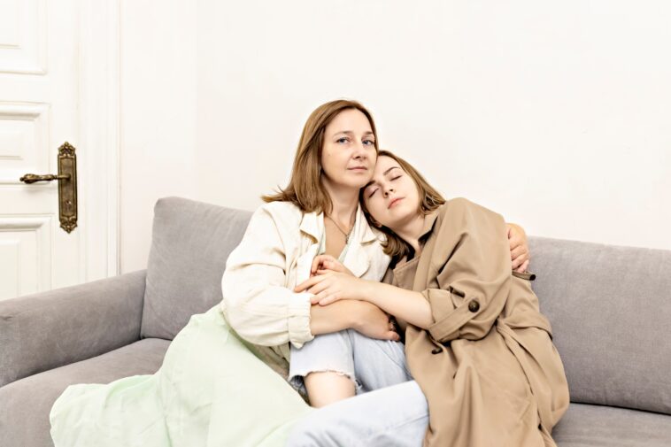 Cómo hablar con mi hijo sobre la pérdida de trabajo y la dificultad económica