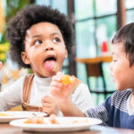 Consejos para promover una buena relación con la comida en mis hijos