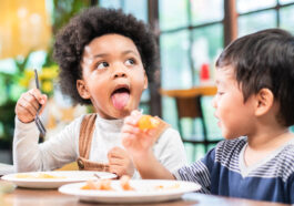 Consejos para promover una buena relación con la comida en mis hijos