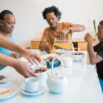 el desaryuno perfecto para nuestros hijos recetas - familia desayunando saludable