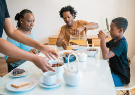 el desaryuno perfecto para nuestros hijos recetas - familia desayunando saludable