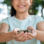 La plata no crece de un árbol en el patio