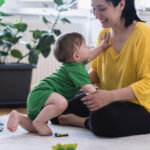 Actividades para estimular el gateo madre e hija