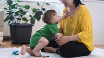 Actividades para estimular el gateo madre e hija