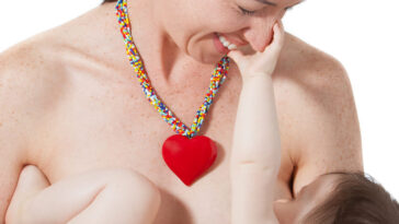 cuidado durante la lactancia mujer amamantando