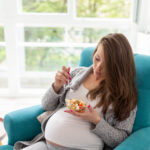 Tips de Nutrición Sana en el Embarazo mujer comiendo ensalada