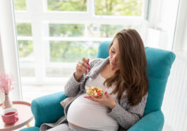 Tips de Nutrición Sana en el Embarazo mujer comiendo ensalada