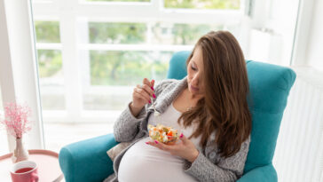 Tips de Nutrición Sana en el Embarazo mujer comiendo ensalada