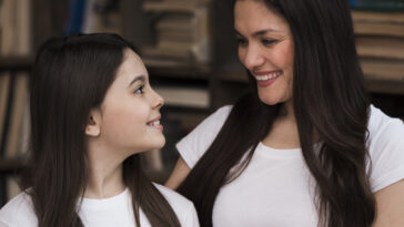 La menstruación y el desarrollo las niñas madre e hija