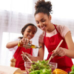 ensaladas con salchicha para la familia-mamá e hija cocinando