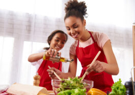 ensaladas con salchicha para la familia-mamá e hija cocinando