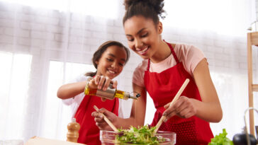 ensaladas con salchicha para la familia-mamá e hija cocinando