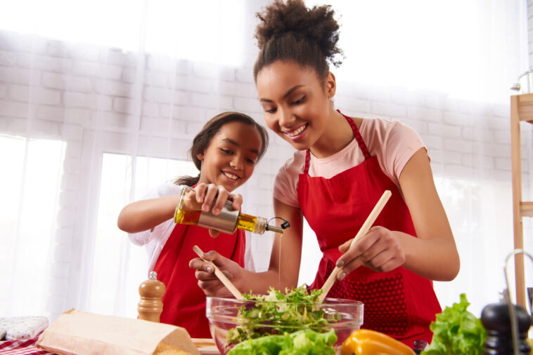 ensaladas con salchicha para la familia-mamá e hija cocinando