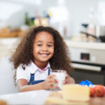 3 recetas con salchichas para un desayuno divertido-niña desayunando
