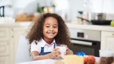 3 recetas con salchichas para un desayuno divertido-niña desayunando