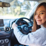 seguridad vial en época lluviosa - mujer al volante