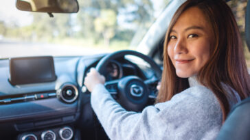 seguridad vial en época lluviosa - mujer al volante