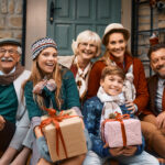 fiestas de fin de año sin estrés familia celebrando navidad