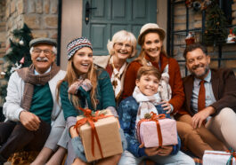fiestas de fin de año sin estrés familia celebrando navidad