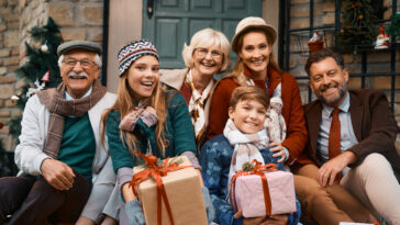 fiestas de fin de año sin estrés familia celebrando navidad