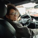 seguridad al volante evitar distraerte-mujer conduciendo