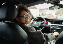 seguridad al volante evitar distraerte-mujer conduciendo