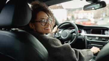 seguridad al volante evitar distraerte-mujer conduciendo