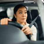 viajar segura durante el embarazo-mujer al volante