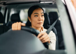 viajar segura durante el embarazo-mujer al volante