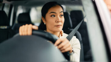 viajar segura durante el embarazo-mujer al volante