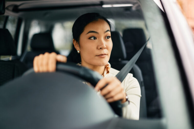 viajar segura durante el embarazo-mujer al volante