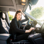 Conducción nocturna segura- mujer en carro