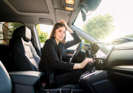 Conducción nocturna segura- mujer en carro