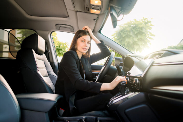 Conducción nocturna segura- mujer en carro