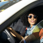 tablero del carro mujer conduciendo