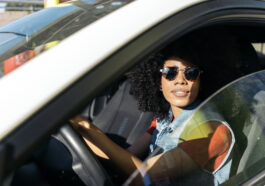 tablero del carro mujer conduciendo