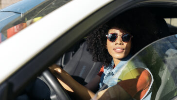 tablero del carro mujer conduciendo