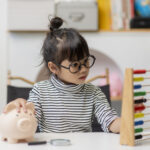 educación financiera para niños niña ahorrando