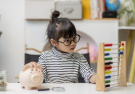 educación financiera para niños niña ahorrando