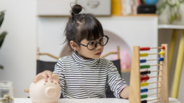 educación financiera para niños niña ahorrando