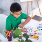 creatividad en los hijos niño pintando