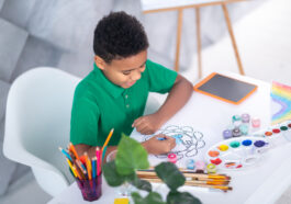 creatividad en los hijos niño pintando