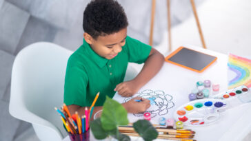 creatividad en los hijos niño pintando