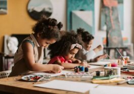 actividades creativas niñas pintando