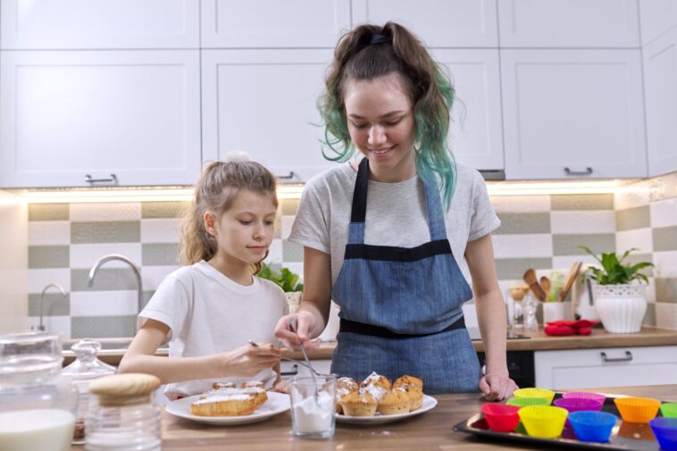 postres saludables papá e hija preparando