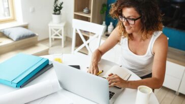 organizacion familiar mujer en la laptop