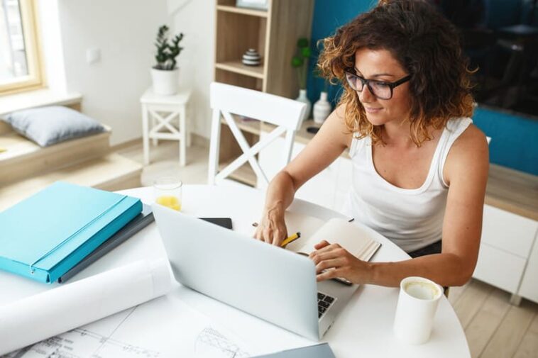 organizacion familiar mujer en la laptop